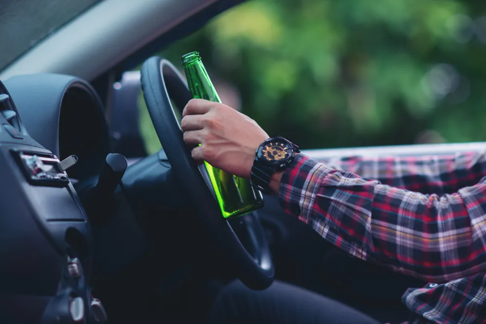 Автовладельцам рассказали, можно ли пить квас или кефир перед поездкой