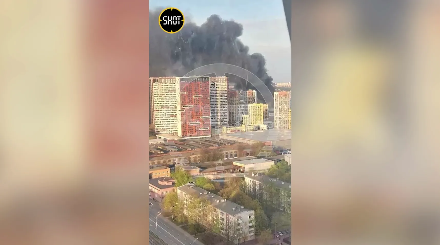 Двухэтажное здание загорелось в Москве, от него тянутся клубы чёрного дыма