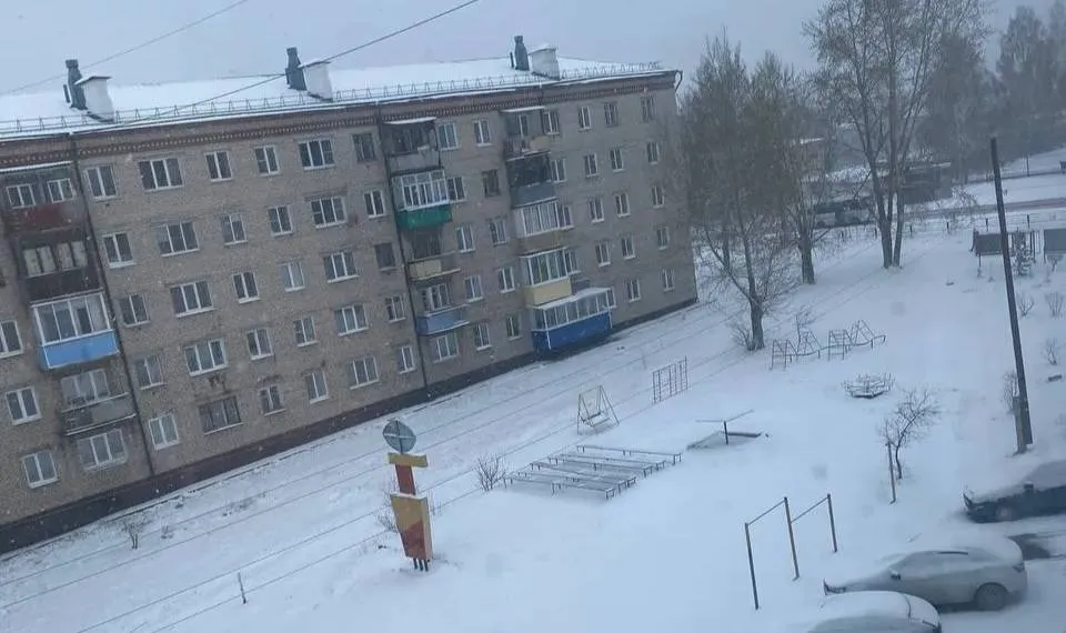 Жители Урала делятся видео с мощным апрельским снегопадом, засыпавшим улицы городов