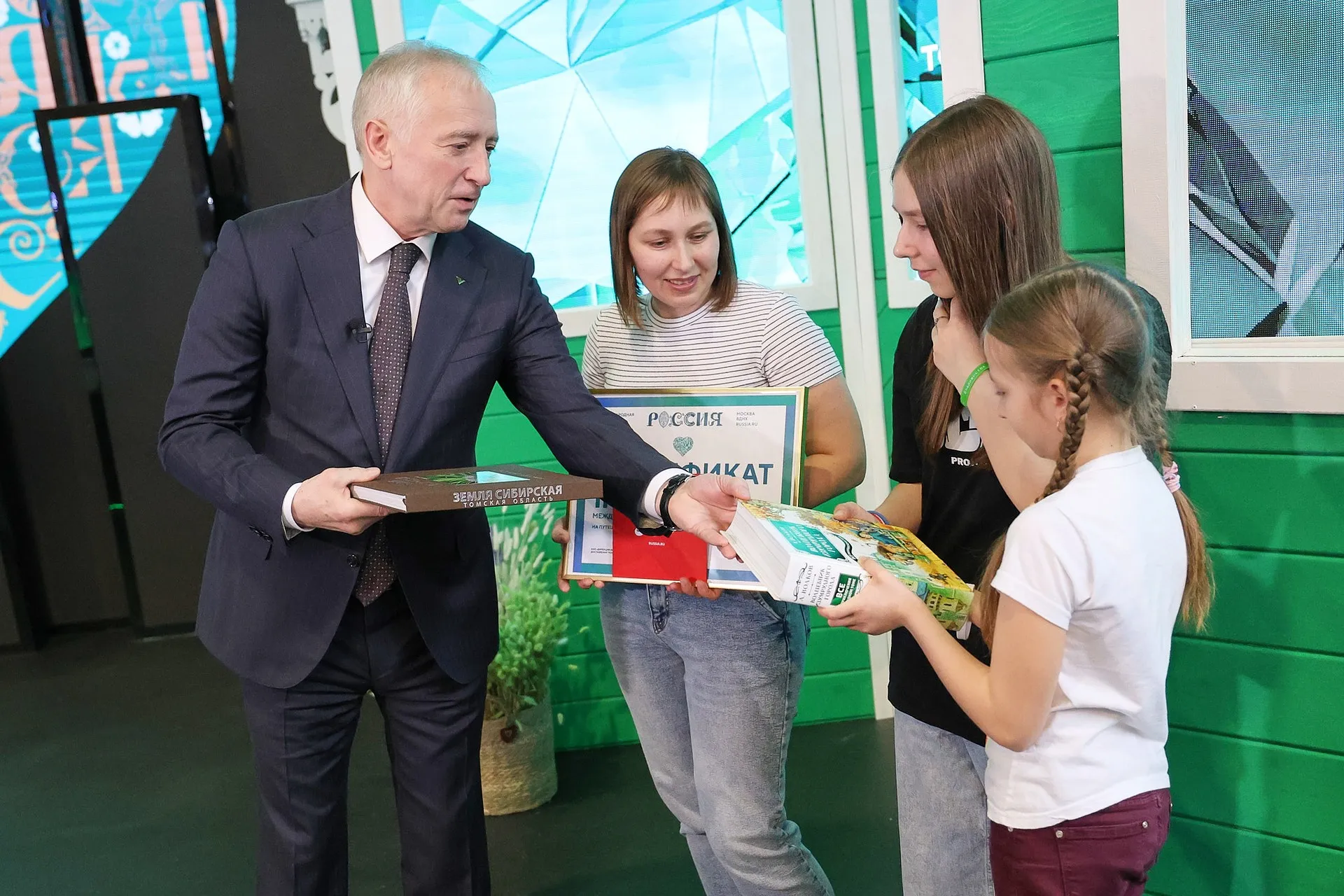 Сертификат на путешествие в Томск вручили 11-миллионному гостю выставки 