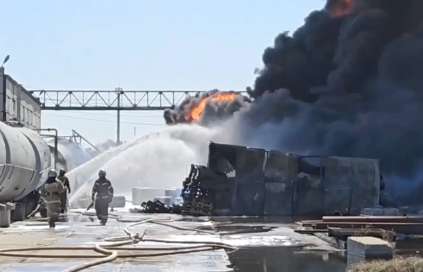 В Омске загорелись три ёмкости с нефтепродуктами объёмом по 200 литров
