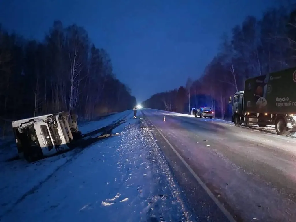 В Новосибирской области маршрутка столкнулась грузовиком, есть пострадавшие
