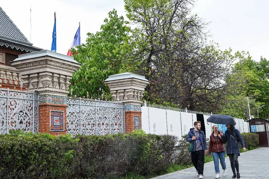 На заборе Посольства Франции в Москве появились черепа и кости