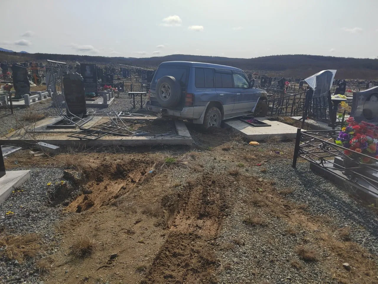 Бегал голышом: В Южно-Сахалинске водитель внедорожника влетел на кладбище и разгромил могилы