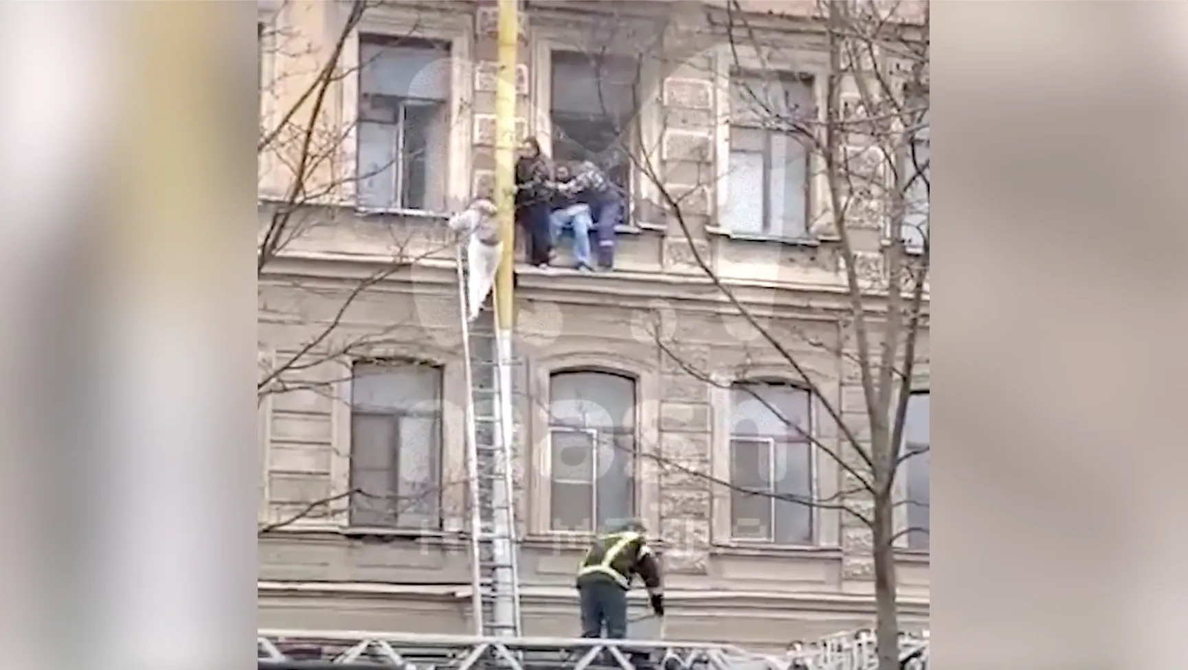 В Петербурге дворник забрался по трубе полыхающего дома, чтобы спасти жильцов