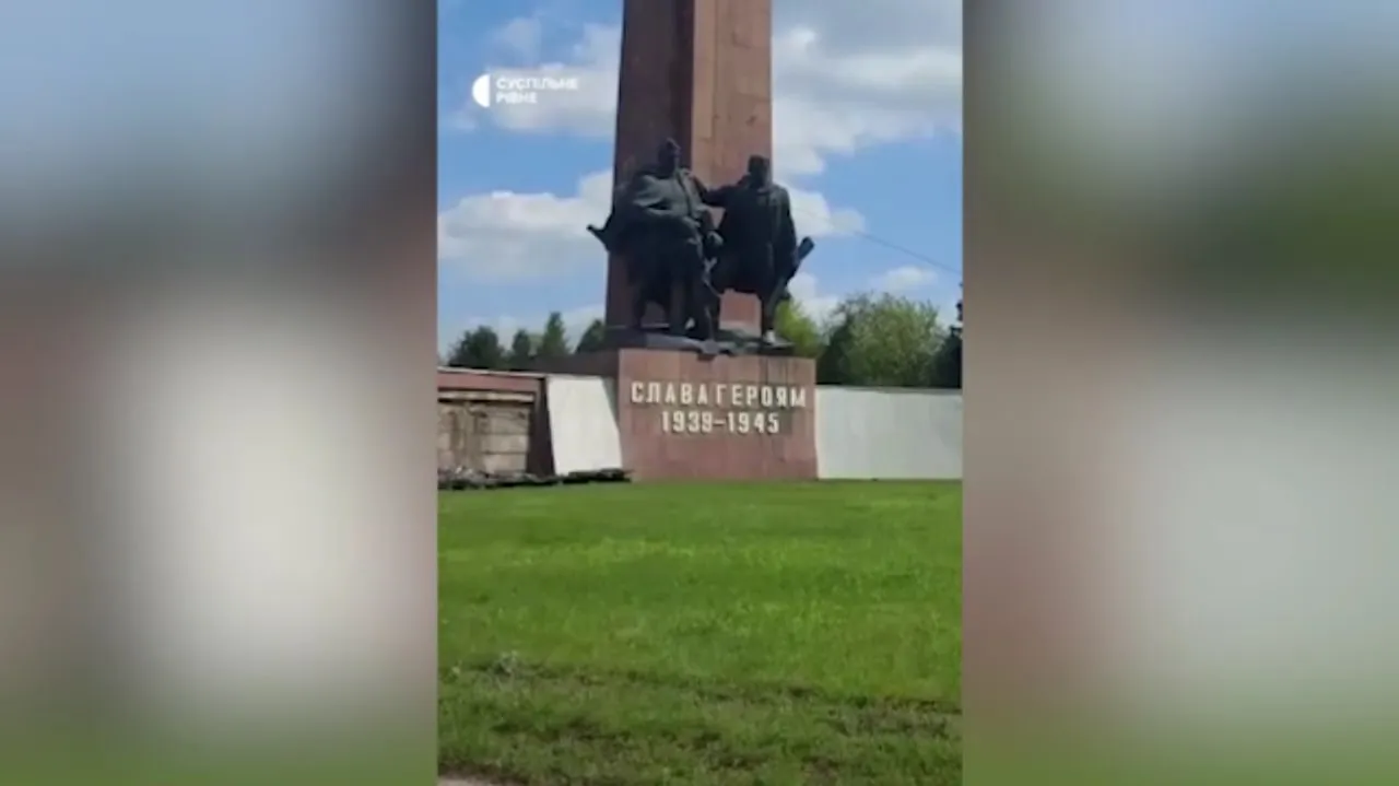На западе Украины сбросили с постамента памятник советским воинам