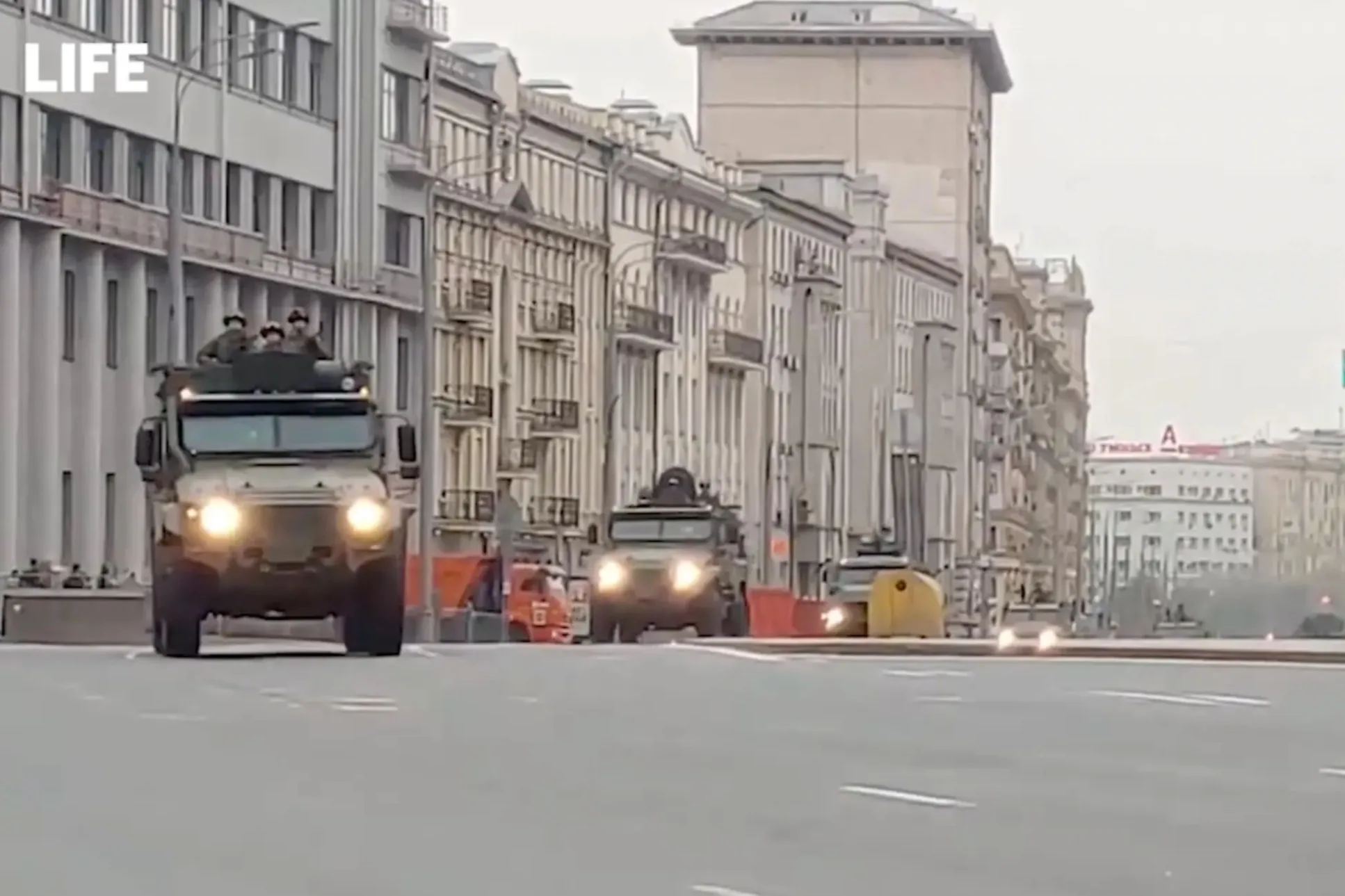 Ярсы, Искандеры и Тайфуны: Военная техника проехала по центру Москвы перед репетицией парада Победы