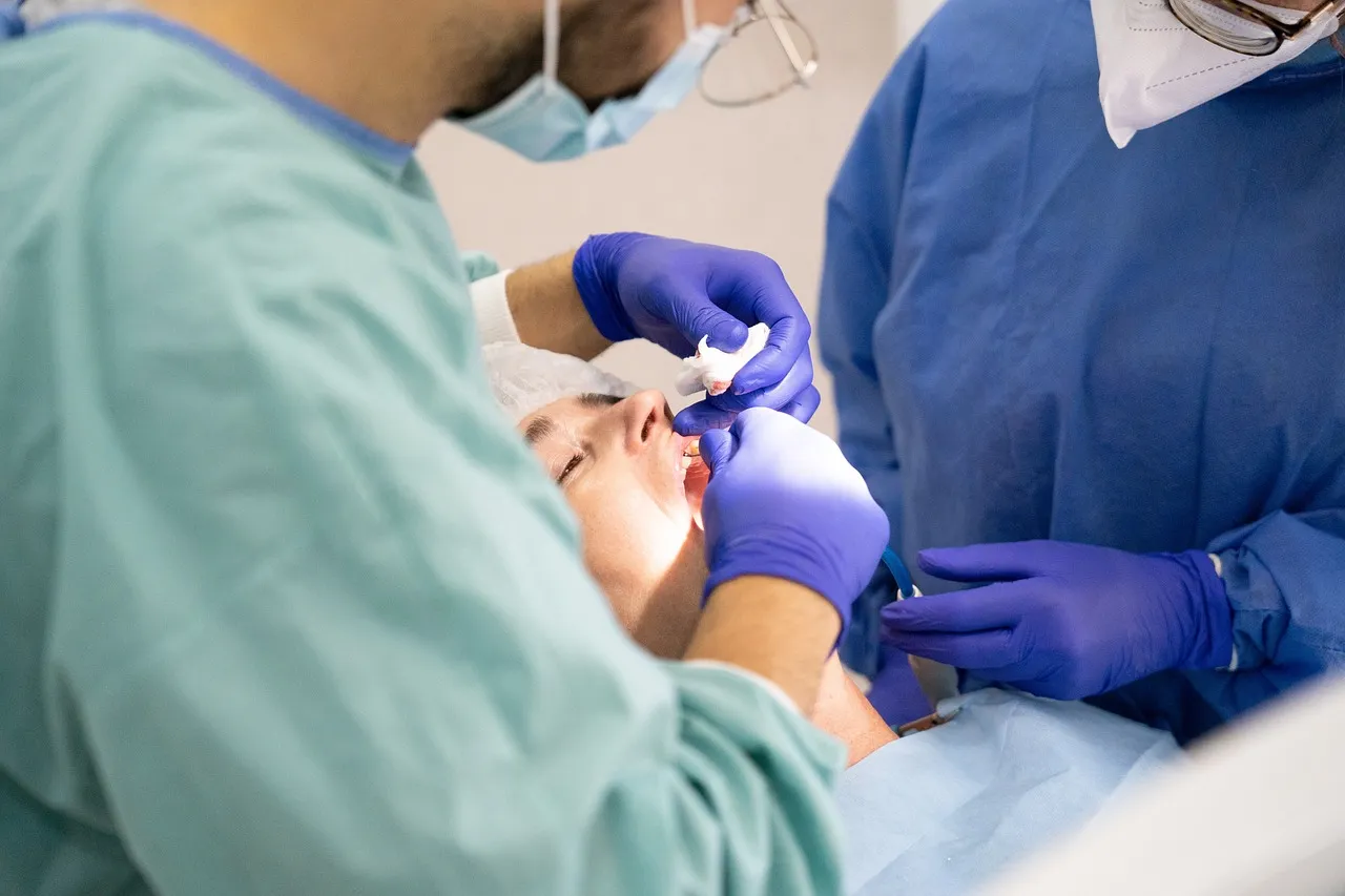 В Турции дантист перестарался и сквозь треск костей вкрутил зубной имплант в мозг пациента