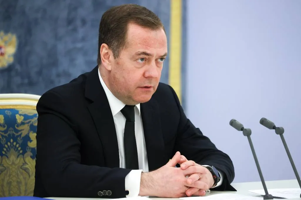 Болезненный ответ: Медведев призвал изымать деньги у недружественных иностранцев