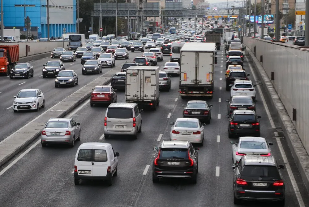 Московским водителям объяснили, как не опоздать на открытие дачного сезона, стоя в пробках