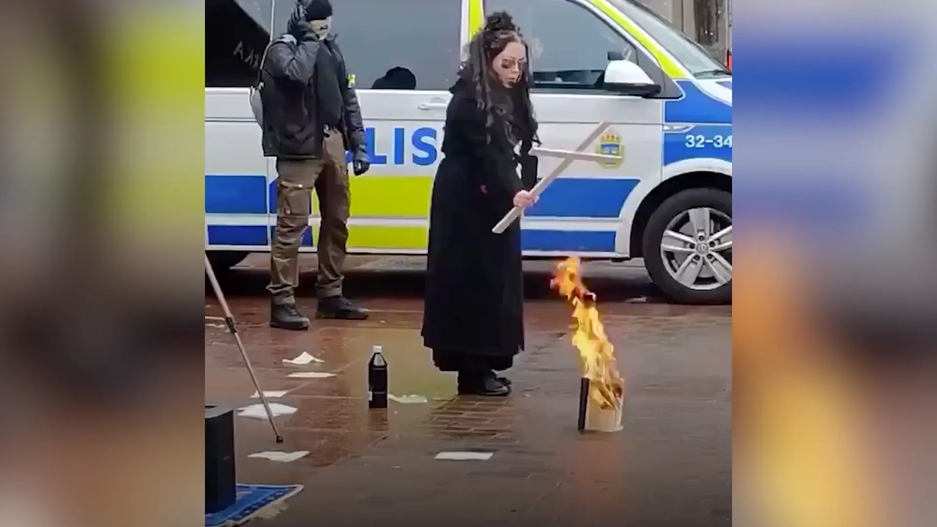 Шведская активистка устроила акцию сожжения Корана в Стокгольме