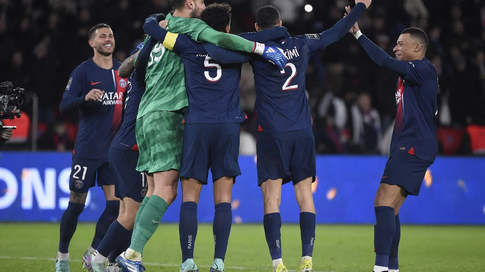 ПСЖ в третий раз подряд стал чемпионом Франции по футболу