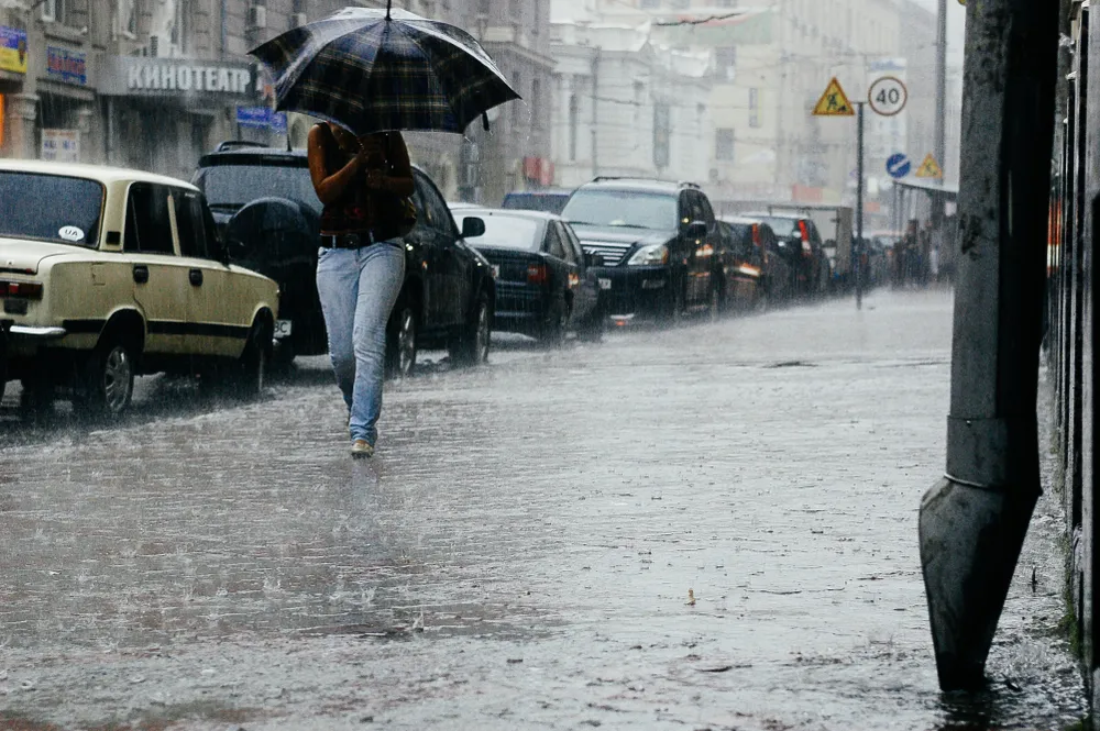 Как летом: Заливший Москву ливень назвали крайне редким для апреля