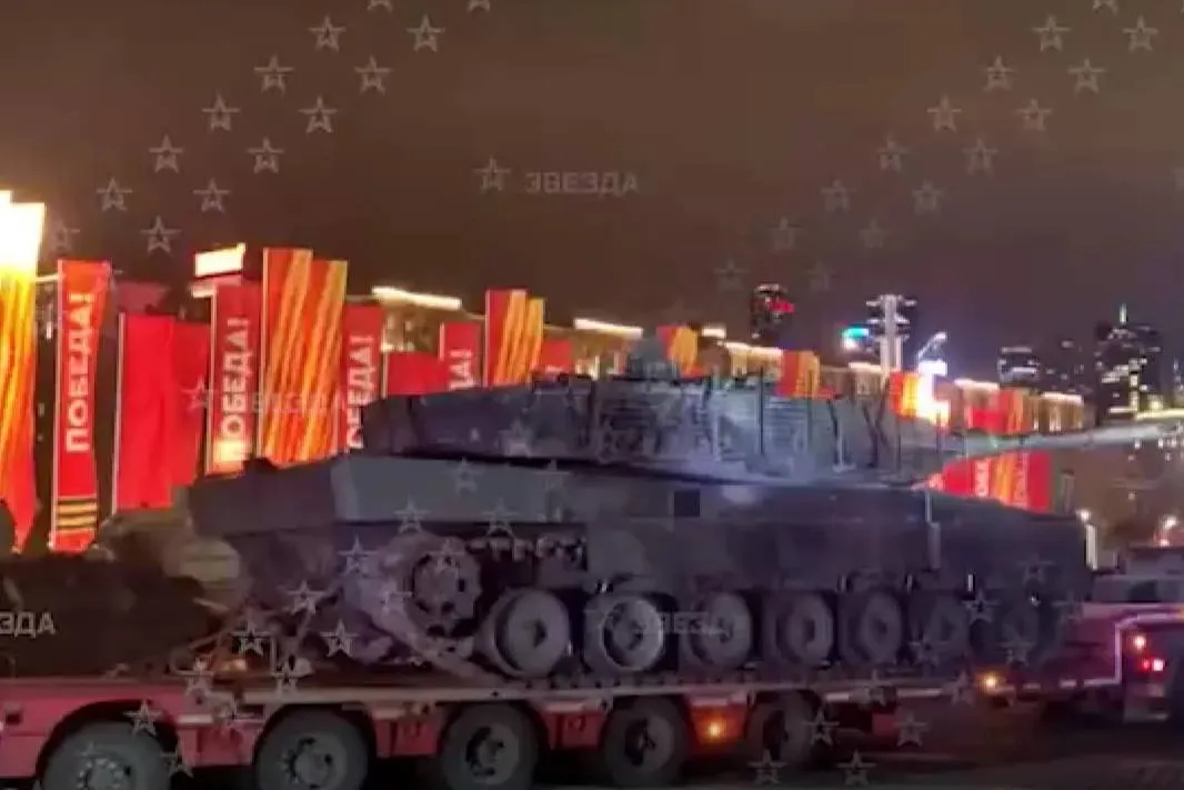 Взятый в боях за Авдеевку танк Leopard привезли на Поклонную гору в Москве
