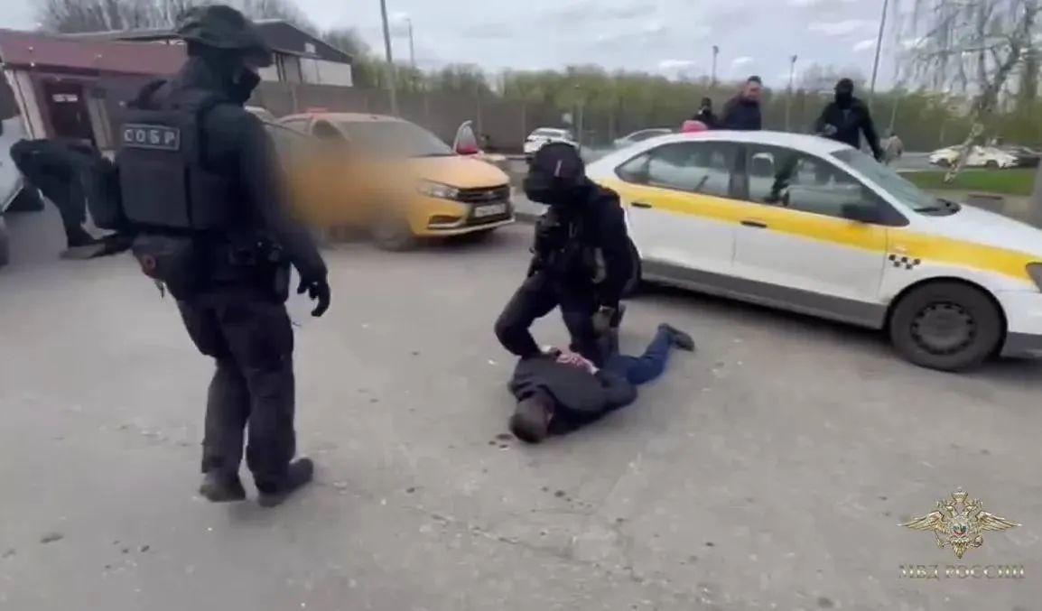 МВД опубликовало видео задержания и фото таксистов, которые грабили клиентов