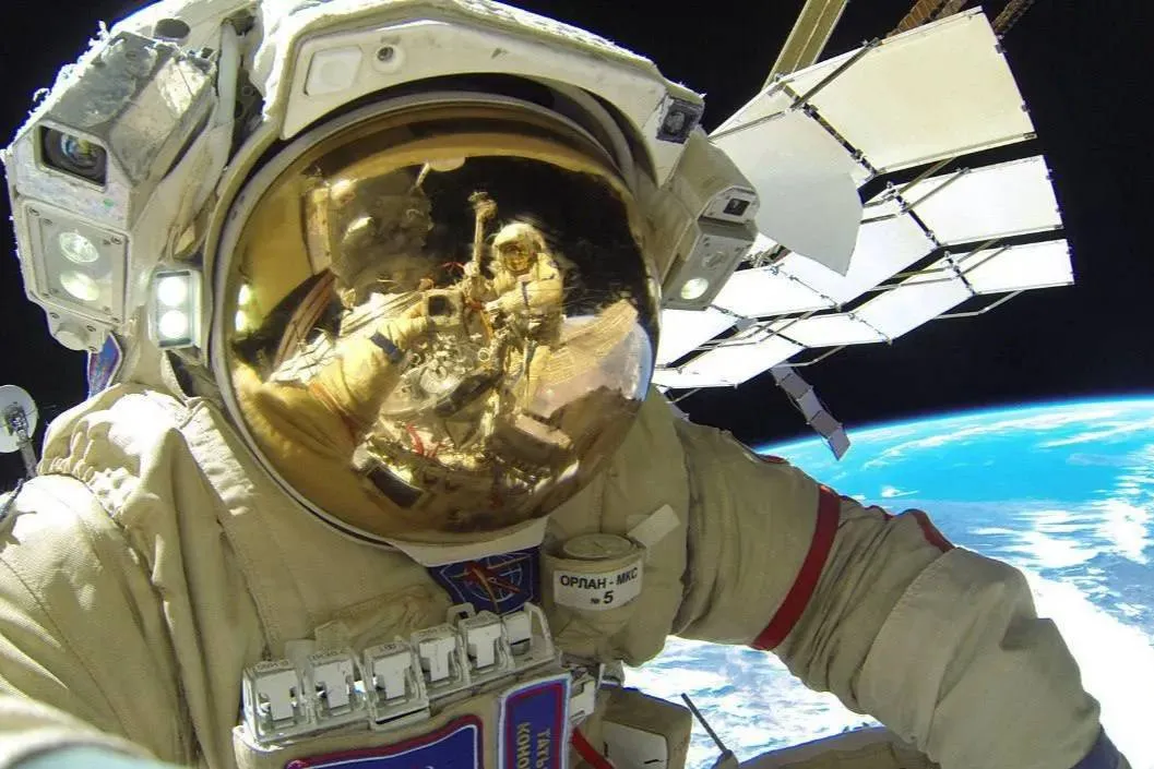 Россиянин восхитил невероятными селфи в открытом космосе на фоне Земли