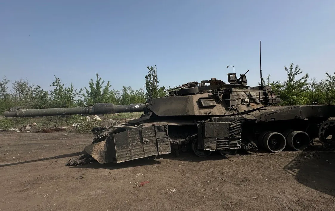 "Гордость Америки" в огне: Минобороны показало видео буксировки танка Abrams с поля боя под Авдеевкой