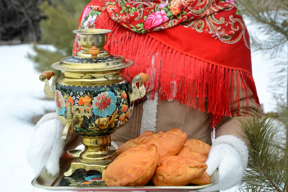 В Госдуме призвали вытеснить "фастхарчевни" и вернуть 
россиянам пирожковые, блинные и чайные
