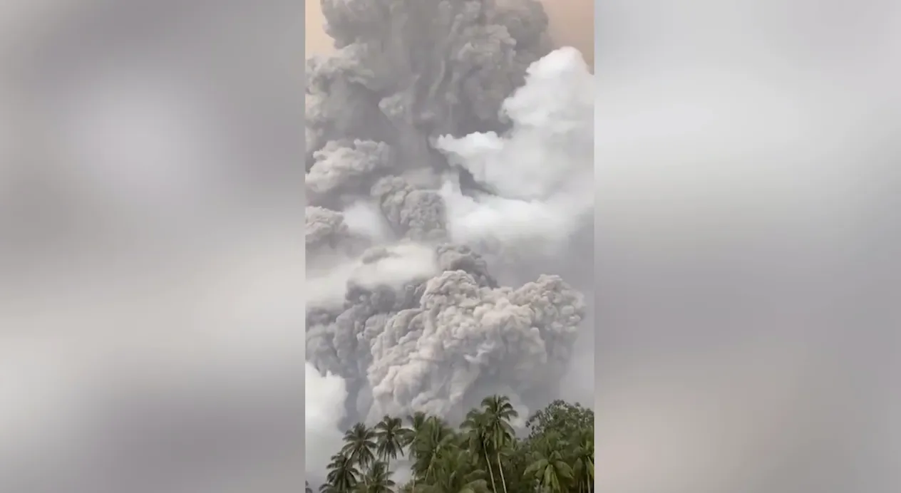 Более 12 тысяч человек эвакуировали из-за извержения вулкана Руанг в Индонезии