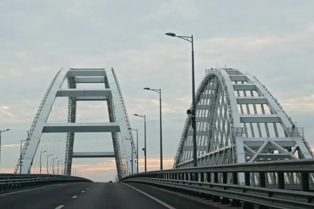 Автомобильное движение по Крымскому мосту перекрывалось в ночь на вторник