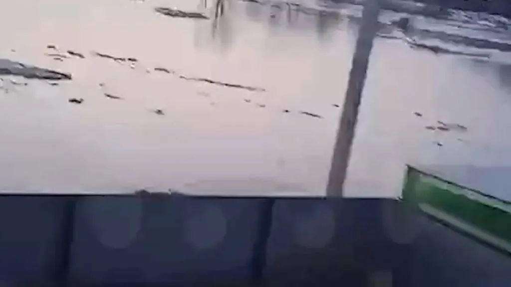 "Во дворе вода, но мы не утонем": Сильный духом житель Оренбуржья снял видео на фоне разлившейся реки