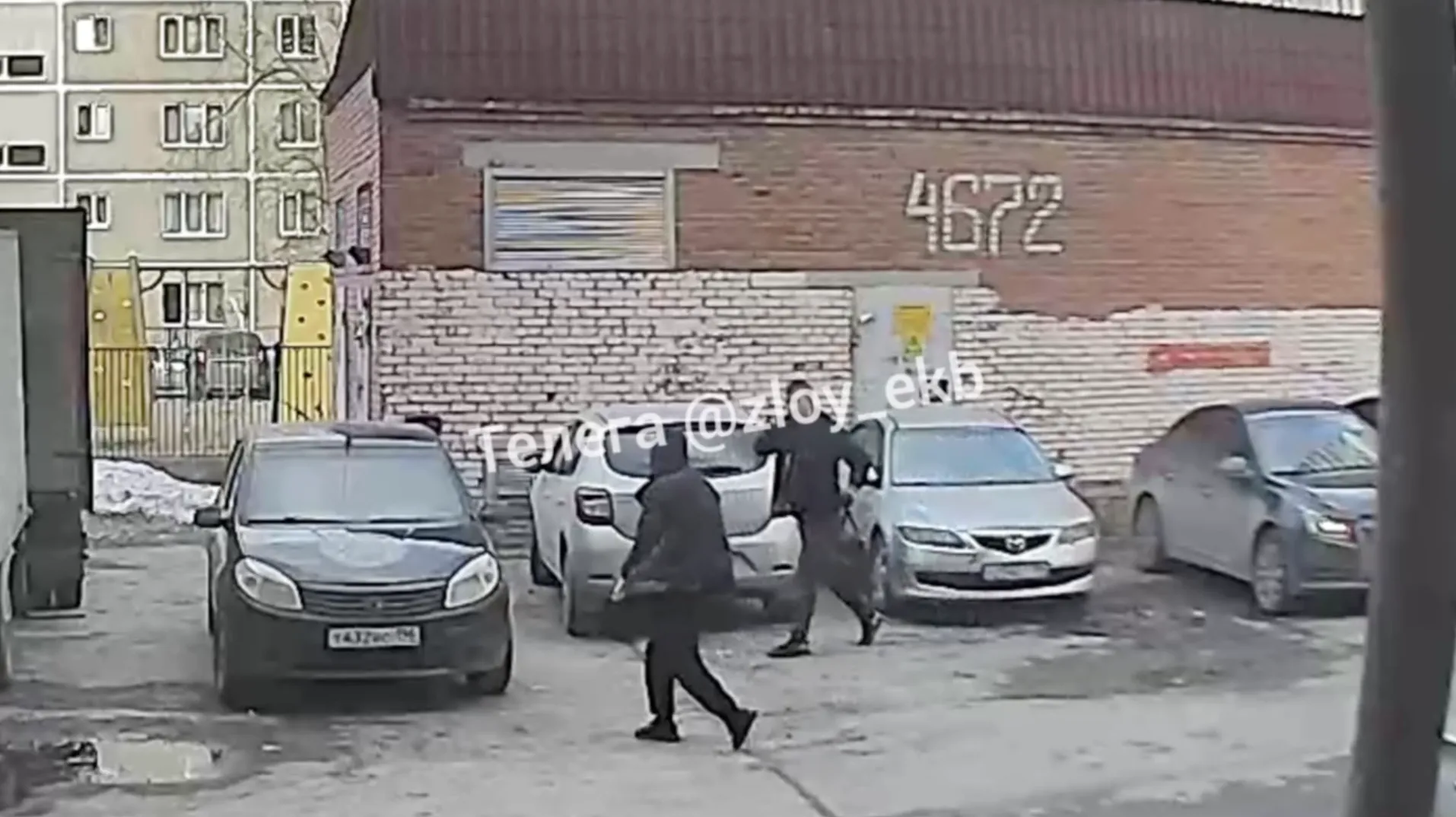 Камера сняла кровавые разборки со стрельбой у детсада в Екатеринбурге