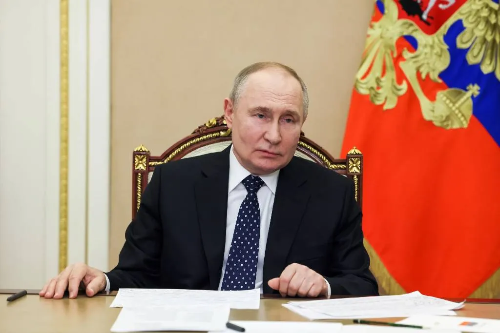 Путин поручил Колокольцеву обеспечить охрану правопорядка в зонах паводков