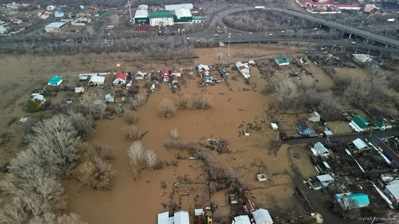 Осталось 66 см: В Оренбурге уровень реки Урал стремительно приближается к опасному