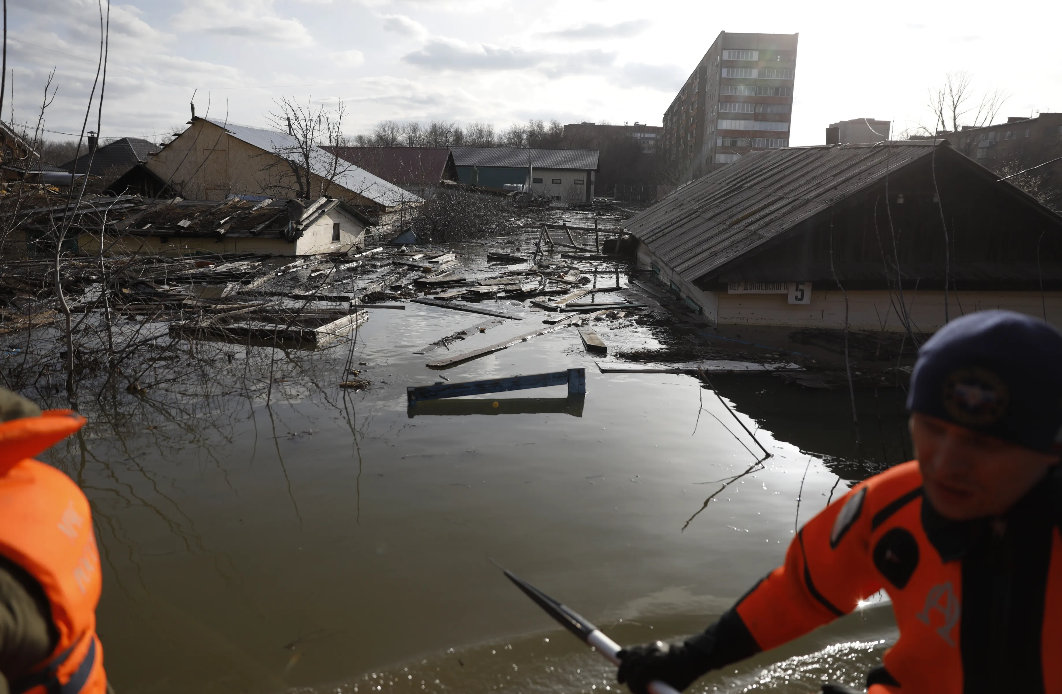 Добровольцы-спасатели помогают на месте ЧС в Оренбургской области