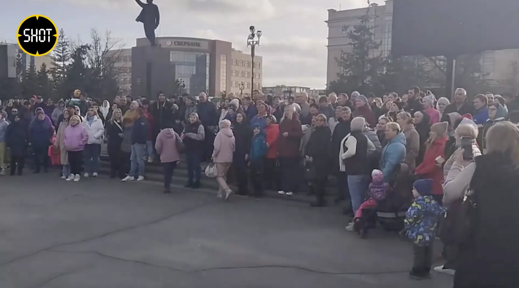 "Путин, помоги!": Пострадавшие от потопа жители Орска вышли с протестом на главную площадь