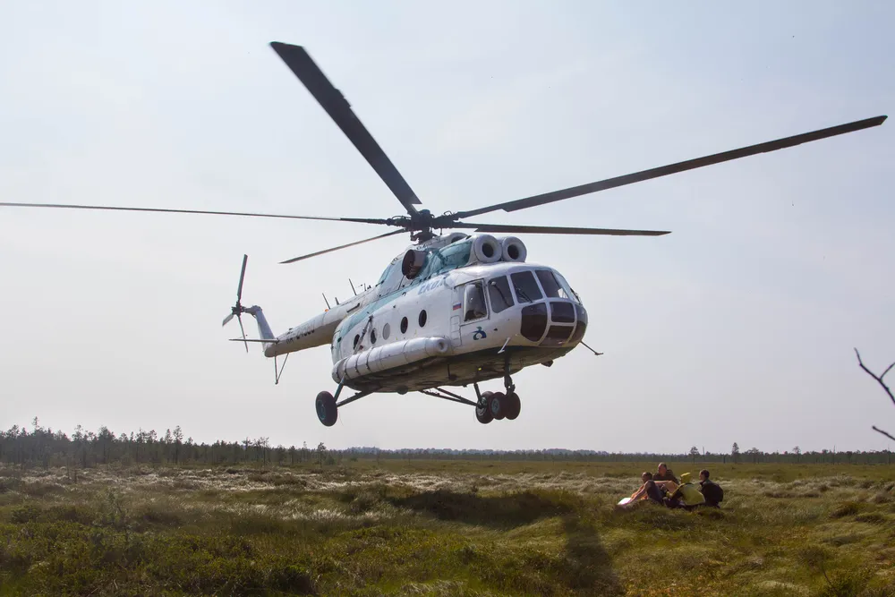 Вертолёт Ми-8 вынужденно сел на косе реки в Хабаровском крае