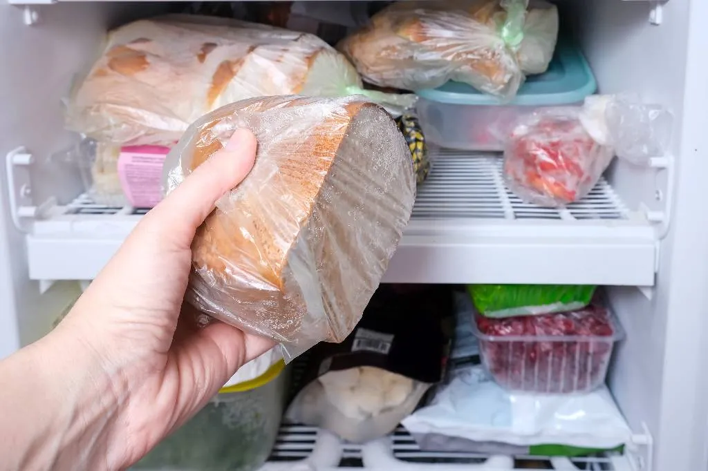 Полезно или нет? Учёные поставили точку в вопросе хранения хлеба в холодильнике