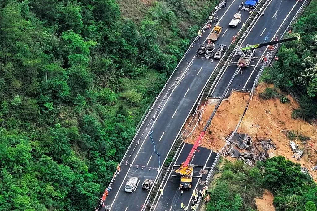 Число погибших при обрушении дороги в Китае выросло до 24