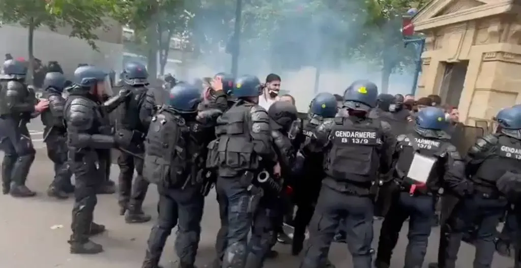 Взрыв агробомбы прогремел на первомайском марше в Париже, пострадали 7 жандармов