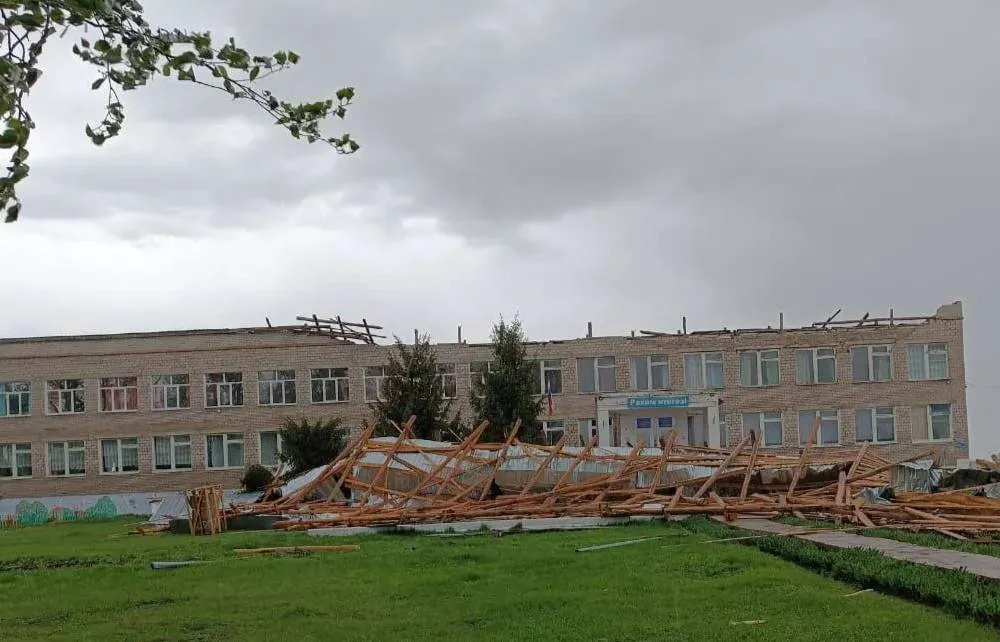В Башкирии сильный ветер сорвал крышу деревенской школы