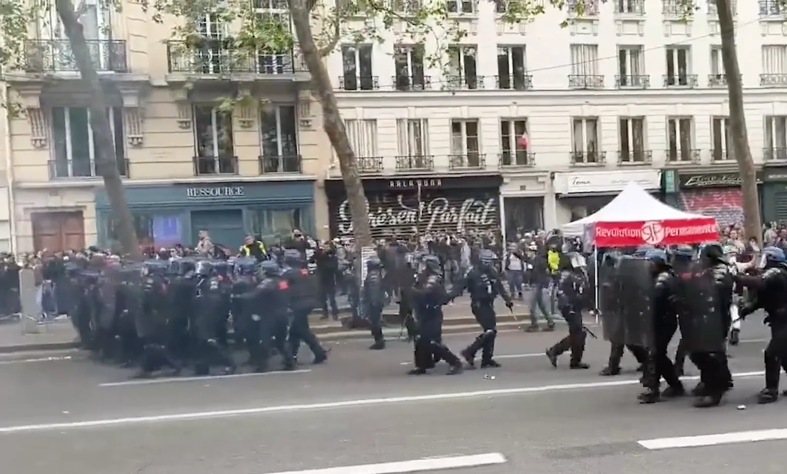 В Париже полиция применила слезоточивый газ против участников первомайской акции