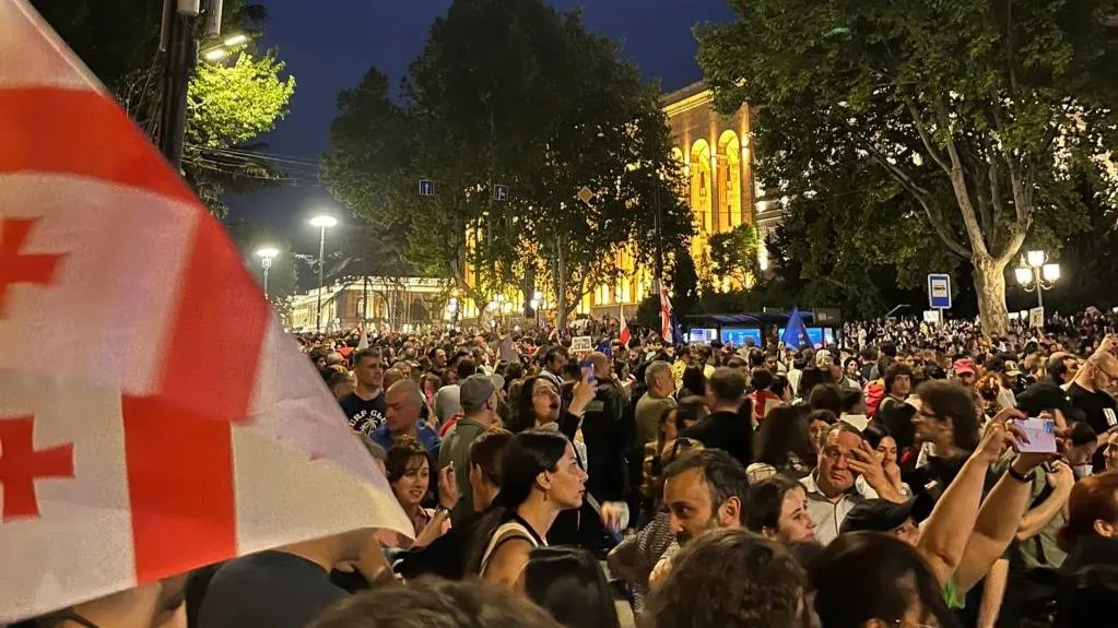 Российский флаг выстоял перед митингующими в Грузии, которые хотели сжечь его