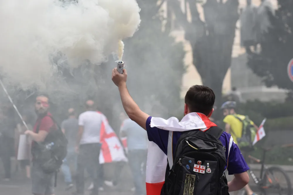 Перцовый газ, резиновые пули и водомёты: Силовики пытаются разогнать протестующих в Тбилиси