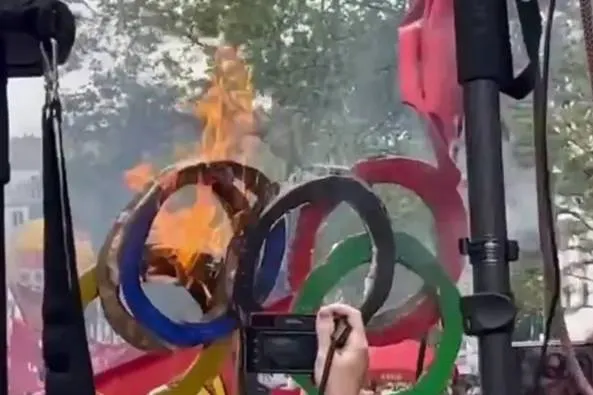 На первомайской демонстрации в Париже сожгли олимпийские кольца