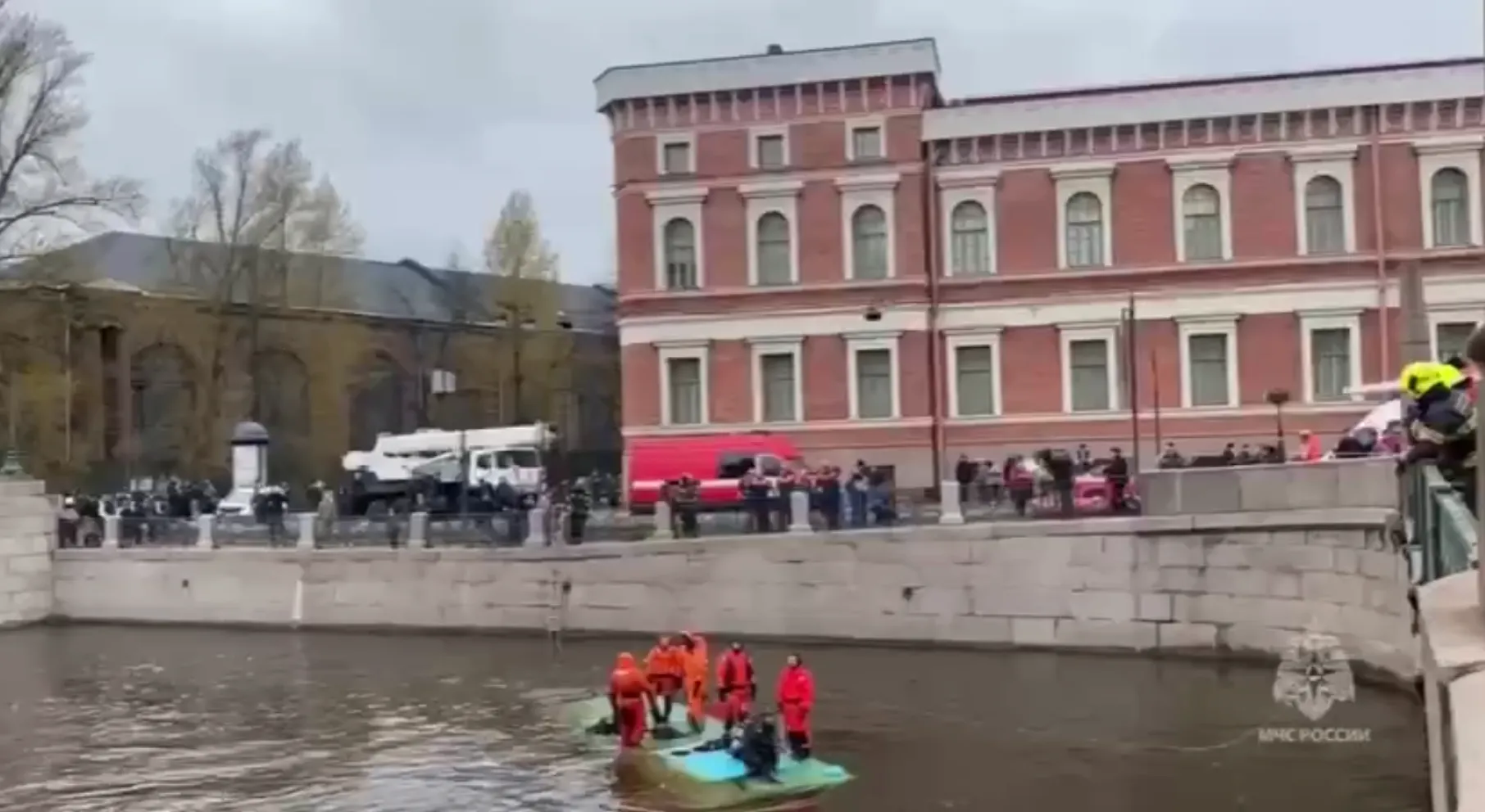 Число погибших при падении автобуса в реку в Петербурге увеличилось