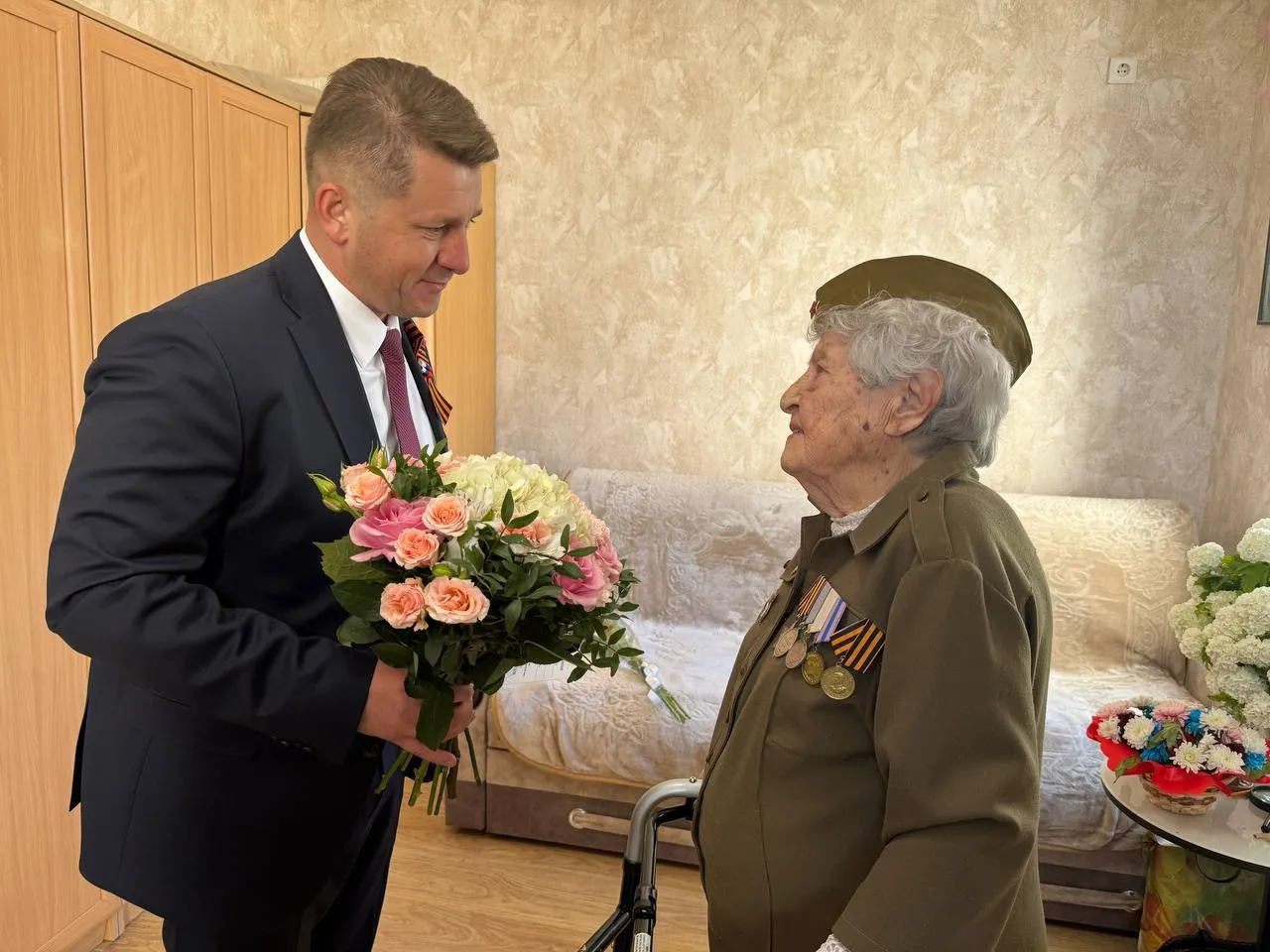 Большая радость и честь: Мэр Белгорода лично поздравил с 9 Мая легендарную "стальную бабушку"