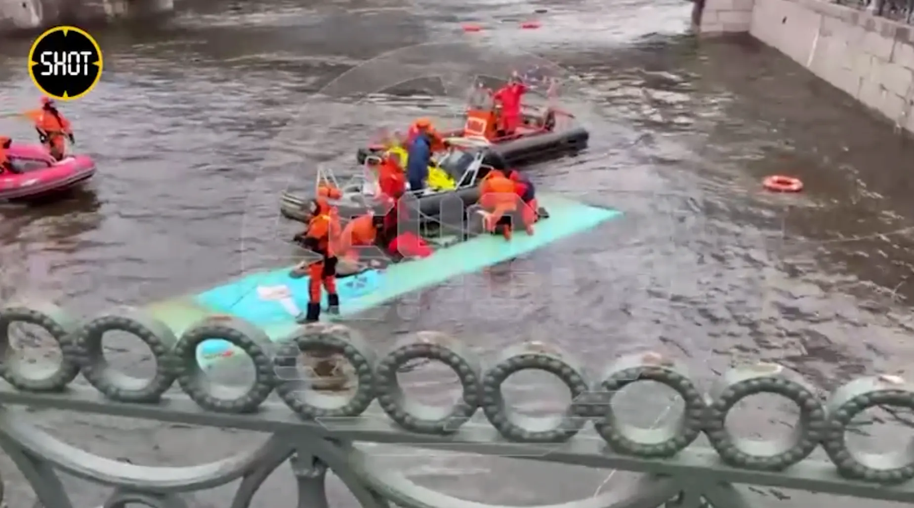 Автобус упал в реку с моста в Петербурге и затонул, пострадавших откачивают прямо на его крыше