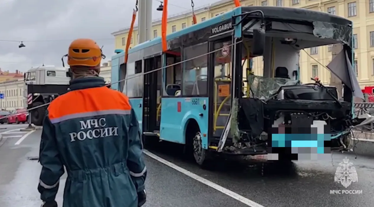 Появилось видео из автобуса, поднятого из реки после падения с моста в Петербурге