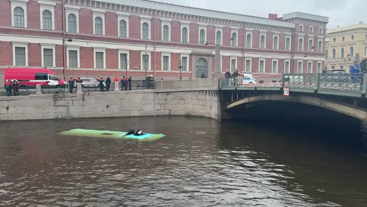 Стихийный мемориал появился на мосту в Петербурге, где автобус упал в реку Мойку