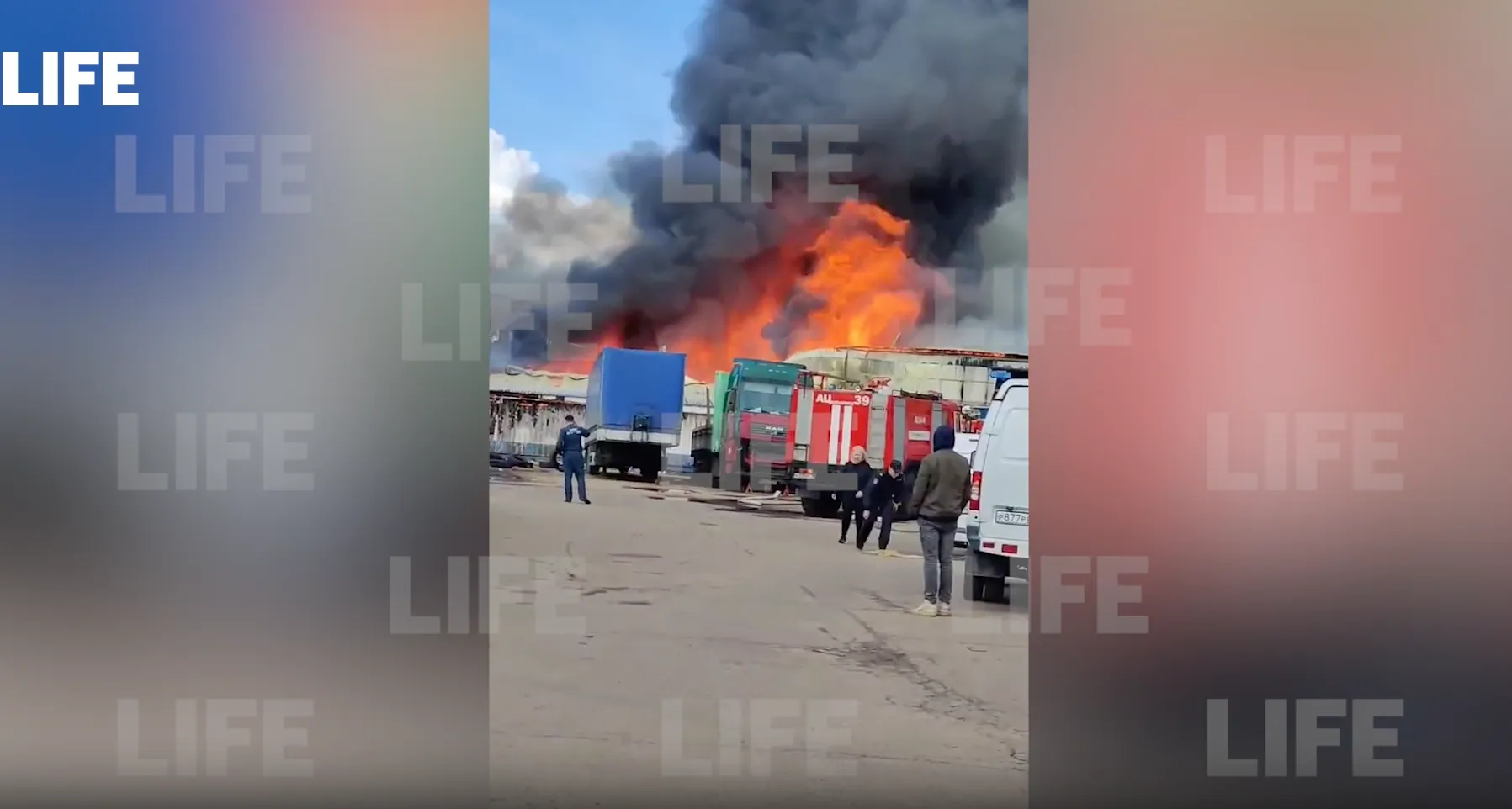 Слышны взрывы: Мощный пожар охватил склад в Подмосковье на площади 2800 квадратов
