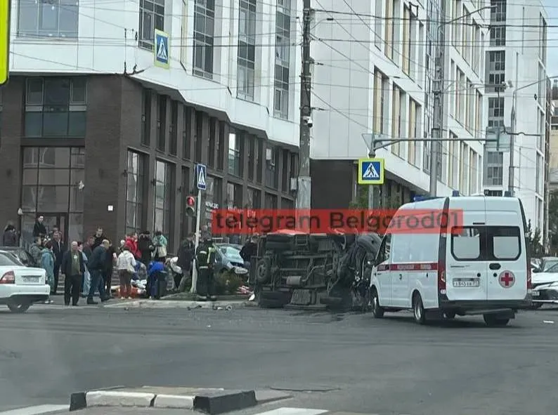 В центре Белгорода произошло ДТП с участием скорой, ранено 7 человек