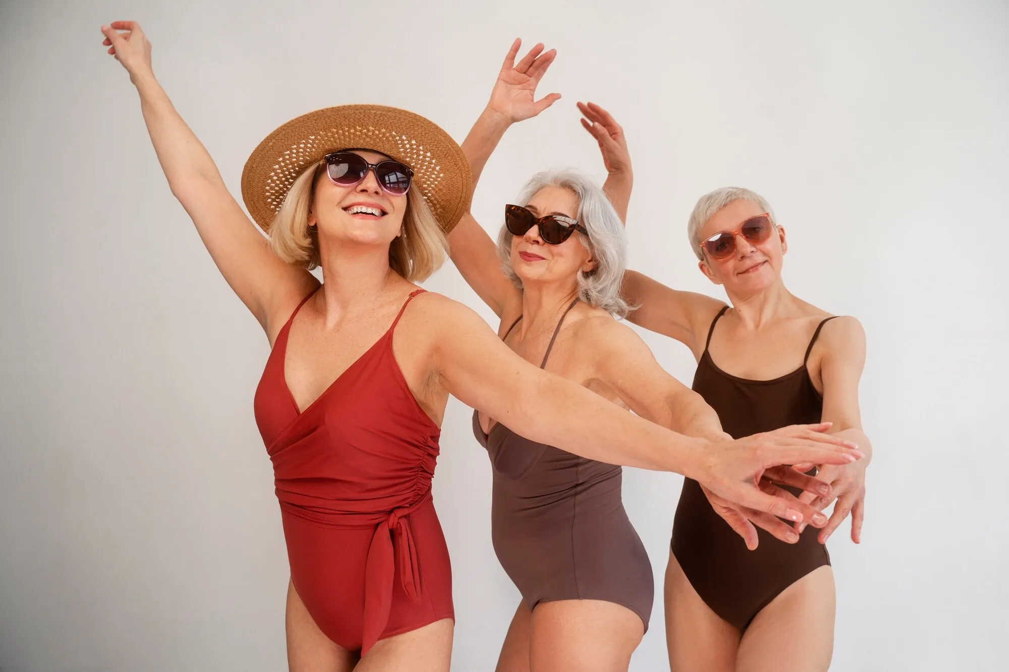 Стилист назвала запрещённые модели купальников для женщин старше 50 лет