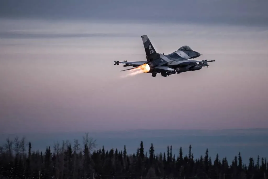 Reuters: Украина рассчитывает на первую поставку истребителей F-16 в июне-июле