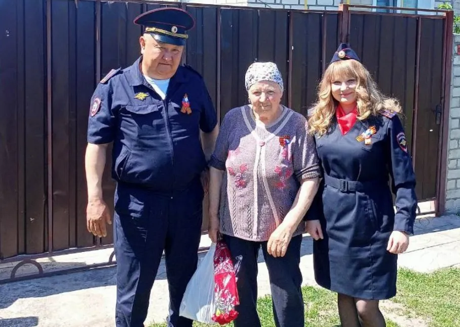 Полицейские ЛНР поздравили с Днём Победы бывших узниц концлагерей