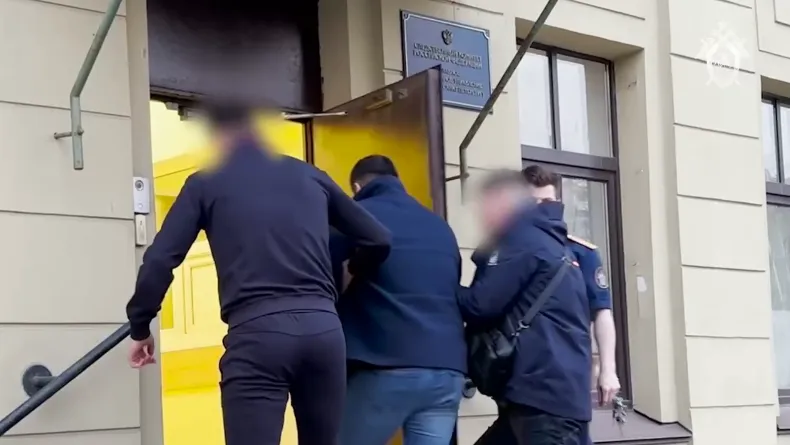 Начальник автоколонны задержан в Петербурге после падения автобуса в Мойку